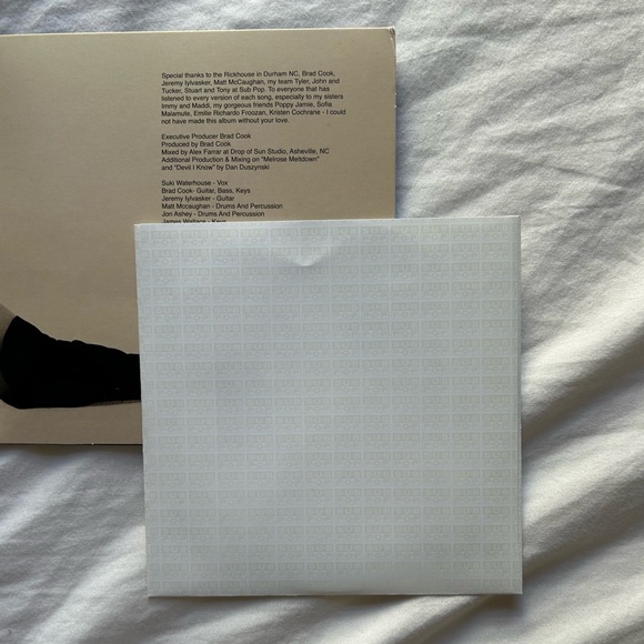 SIGNED Suki Waterhouse I Can’t Let Go CD - Picture 8 of 12